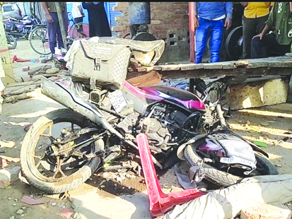 अनियंत्रित कार ने चार लोगो को रौंदा दो की घटना स्थल पर मौत