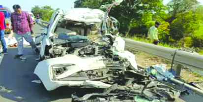 वडोदरा-अहमदाबाद एक्सप्रेस-वे पर दर्दनाक हादसा: ओवरलोड कार और ट्रक के बीच भीषण टक्कर, 10 लोगों की मौत