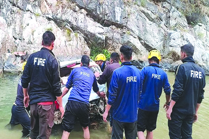 तेज रफ्तार कार अनियंत्रित होकर नदी में गिरी, दो सगे भाइयों समेत चार लोगों की मौत
