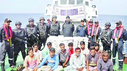 गुजरात की समुद्री सीमा के पास 14 पाकिस्तानियों को किया गया गिरफ्तार, 500 करोड़ की ड्रग्स बरामद