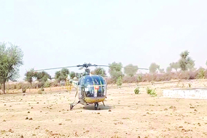 भारतीय सेना के चेतक हेलीकॉप्टर की खेत में इमरजेंसी लैंडिंग