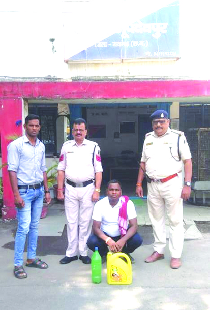 भूपदेवपुर पुलिस पेट्रोलिंग ने ग्राम कछार में अवैध बिक्री के लिए शराब ले जा रहे व्यक्ति को पकड़ी, आरोपी से 07 लीटर अवैध महुआ शराब जब्त