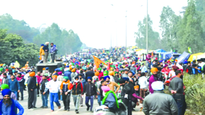 किसानों के मार्च शुरू करने की तैयारी को देखते हुए दिल्ली में सीमाओं पर सुरक्षा कड़ी