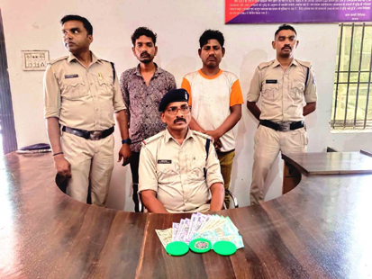इतवारी बाजार पर स्टाइगर गोटी से जुआ खिला रहे दो व्यक्तियों को कोतवाली पुलिस ने पकड़ा, आरोपियों से 1600 रुपए जब्त