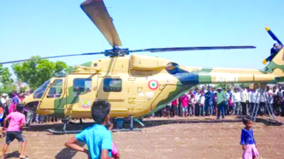 महाराष्ट्र में भारतीय सेना के हेलिकॉप्टर की खेत में इमरजेंसी लैंडिंग, बाल-बाल बचे 4 जवान; देखने के लिए उमड़ी भीड़