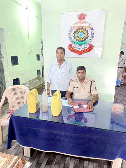 ग्राम रजघटा में शराब रेड कार्यवाई कर खरसिया पुलिस ने 11 लीटर महुआ शराब के साथ आरोपी को किया गिरफ्तार