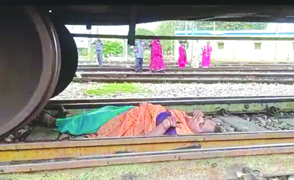 आठ माह के मासूम के साथ रेलवे ट्रैक पर गिरी महिला, बच गई जान
