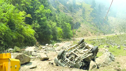 गंगोत्री हाईवे पर चट्टान गिरने से 1 की मौत-08  घायल, कई गाडि़यां मलबे में दबीं 