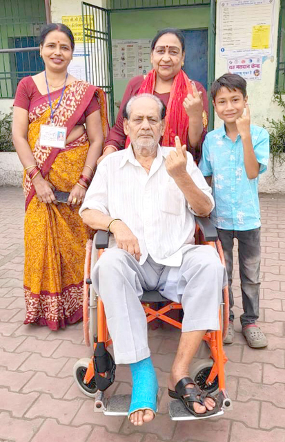 पैर में फ्रेक्चर होने के बाद जगदीश पटवा ने मतदान कर दिया जागरूकता का परिचय