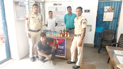 अवैध बिक्री के लिए शराब लेकर जा रहे व्यक्ति को भूपदेवपुर पुलिस ने ग्राम डूमरपाली में पकड़ा
