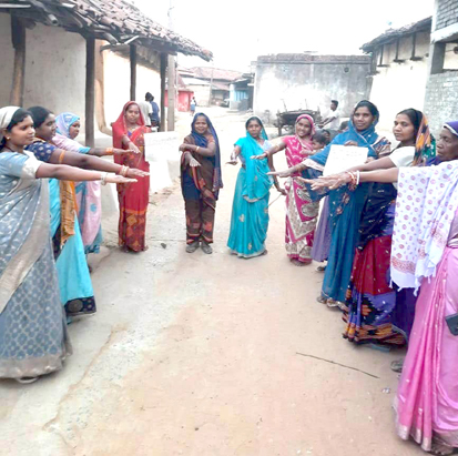 हल्दी-चावल देकर 7 मई मतदान के लिए न्यौता दे रही समूह की महिलाएं