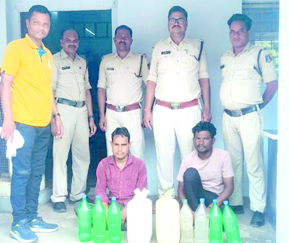 चौकी खरसिया पुलिस की शराब रेड कार्रवाई में 34 लीटर महुआ शराब के साथ दो आरोपी गिरफ्तार
