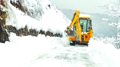 उत्तराखंड: बर्फबारी के कारण चोपता में 3 दिनों से फंसे 15 पर्यटकों को एसडीआरएफ ने सुरक्षित निकाला