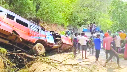बारातियों से भरी बस खाई में गिरी, 3 की मौत, 25 घायल