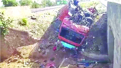 गुना में मिनी ट्रक पुलिया से गिरा, 4 की मौत