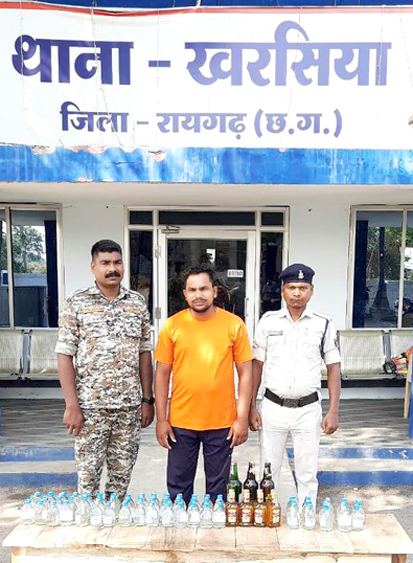 विनोबा भावे नगर मदनपुर में पुलिस ने 67 पाव शराब व 3 बीयर बोतल के साथ आरोपी गिरफ्तार