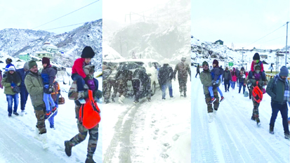 अचानक बर्फबारी के बाद सिक्किम में फंसे 500 पर्यटक, आर्मी के जवानों ने ऐसे किया रेस्क्यू