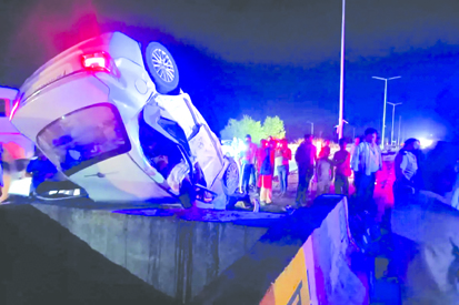 तेज रफ्तार कार कार डिवाइडर से टकराकर पलटी, 4 लोगों की मौत