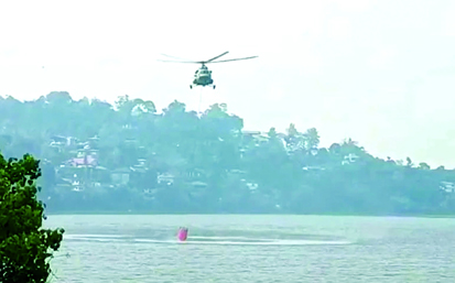 नैनीताल के जंगलों में भीषण आग पर काबू पाने में लगा एमआई-17 हेलीकॉप्टर
