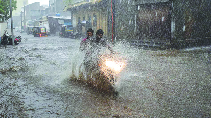 मुंबई में आसमान से बरसी आफत, मानसून की पहली बारिश में ही सडक़ें बनीं सैलाब, दो की मौत