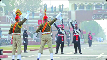 पाकिस्तान सेना ने सीमा पर सैनिकों, हथियारों और आर्टिलरी की तैनाती बढ़ाई, भडक़ाने की कोशिश