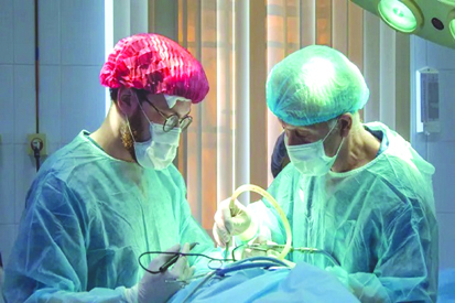 डॉक्टरों ने दिया जीवनदान: 10 घंटे की सर्जरी के बाद व्यक्ति की पीठ से निकाला 16.7 किलो का ट्यूमर