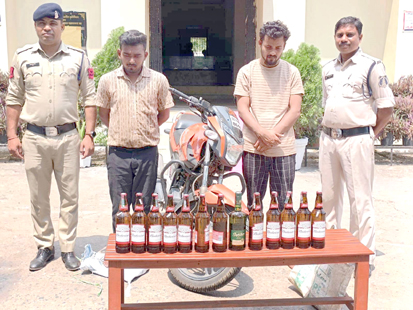 चक्रधरनगर पुलिस ने मोटर सायकल पर अवैध बिक्री के लिए शराब परिवहन कर रहे दो युवकों को पकड़ा