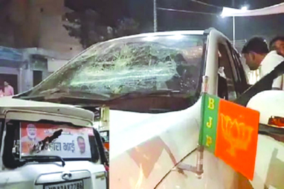 चुनाव प्रचार के दौरान केंद्रीय मंत्री के काफिले पर हमला, 10 गाडिय़ां तोड़ी, कई कार्यकर्ता घायल