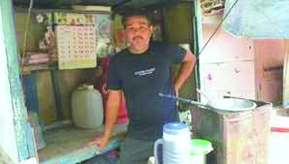 गुजरात में चाय बेचने वाले खेमराज दवे को आयकर विभाग ने थमाया करोड़ों का नोटिस