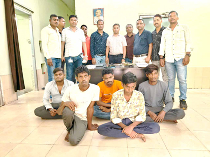 रायगढ़ में सटोरियों पर कार्रवाई जारी, पुलिस ने सट्टा-पट्टी लिख रहे 5 आरोपियों को छापेमारी में पकड़ा