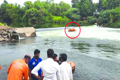 नदी में डूबे बच्चों की तलाश में निकली टीम के साथ हादसा, नाव पलटने से 3 जवान शहीद
