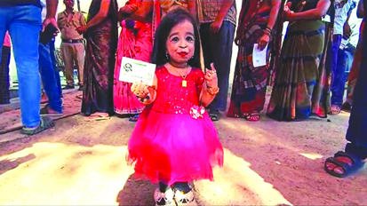 दुनिया की सबसे छोटे कद की महिला ने नागपुर में डाला वोट