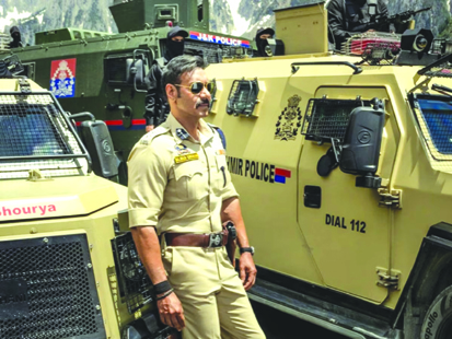 सिंघम अगेन से अजय देवगन का शानदार फर्स्ट लुक आउट, पुलिस वर्दी में टैंकों के साथ खड़े दिखे अभिनेता