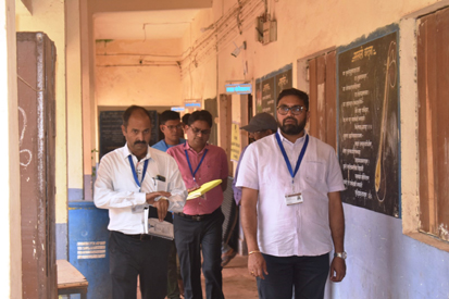 सामान्य प्रेक्षक डॉ अंशज सिंह ने सरिया के मतदान केन्द्र का निरीक्षण किया