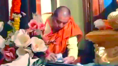 विश्व प्रसिद्ध बोधगया के महाबोधि मंदिर के गर्भगृह में चोरी, बौद्ध भिक्षु का रुपए चुराते हुए वीडियो वायरल