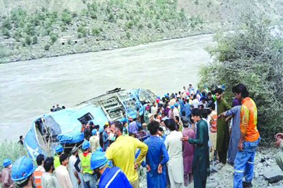 पाकिस्तान में अनियंत्रित होकर खाई में जा गिरी बस, 10 लोगों की दर्दनाक मौत