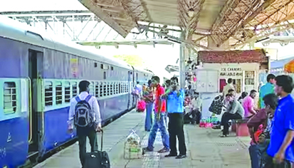 रेलवे यात्रियों के लिए खुशखबरी, सरकार ने 50 प्रतिशत तक घटाया पैसेंजर ट्रेनों का किराया