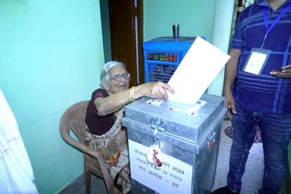 बुजुर्ग और दिव्यांग मतदाताओं ने घर पर किए मतदान