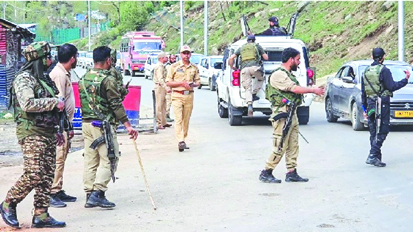 पहलगाम हमले के बाद जम्मू-कश्मीर पुलिस का एक्शन, डोडा में 13 जगहों पर छापेमारी; श्रीनगर में 63 ठिकानों की तलाशी