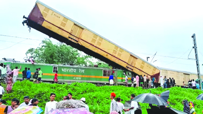 बंगाल रेल हादसे में मरने वालों की संख्या बढ़कर हुई 15, रेल मंत्री ने 10-10 लाख की आर्थिक मदद का किया ऐलान