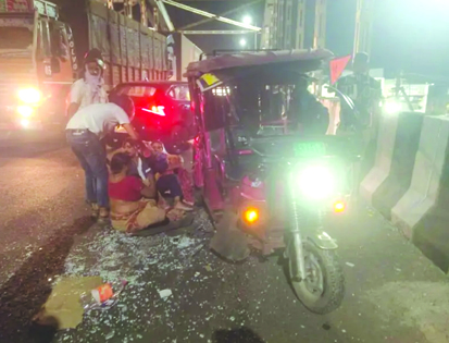 कार की ठोकर से ई-रिक्शा सवार तीन महिलाएं व बुजुर्ग घायल 