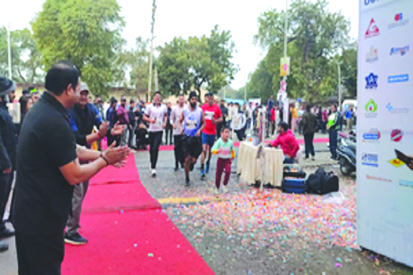 ताज नगरी में हाफ मैराथन के लिए तीन हजार लोगों ने लगाई दौड़