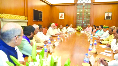 पीएम मोदी ने की अधिकारियों संग बैठक, पूर्वोत्तर के राज्यों में चक्रवात की स्थिति पर की समीक्षा