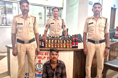 कोतवाली पुलिस ने अवैध बिक्री के लिए शराब परिवहन कर रहे युवक को पकड़ा, आरोपी से 13 बीयर और 20 पाव अंग्रेजी शराब जब्त