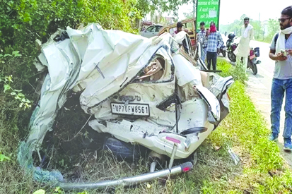 मातम में बदलीं खुशियां : शादी से लौट रही कार को ट्रक ने मारी टक्कर, 5 बरातियों की मौके पर मौत