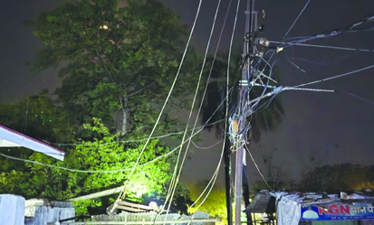 आंधी तूफान से प्रभावित हुई विद्युत आपूर्ति को बहाल करने में बीती रात से जुटा है बिजली विभाग